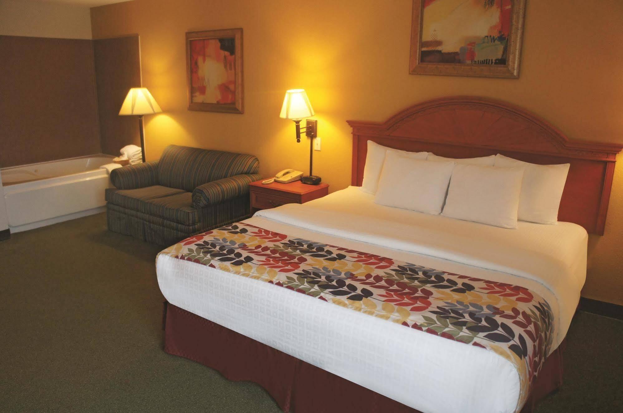 Hotel La Quinta By Wyndham Springfield Airport Plaza Extérieur photo